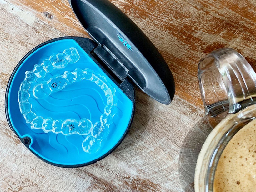 invisalign strojček